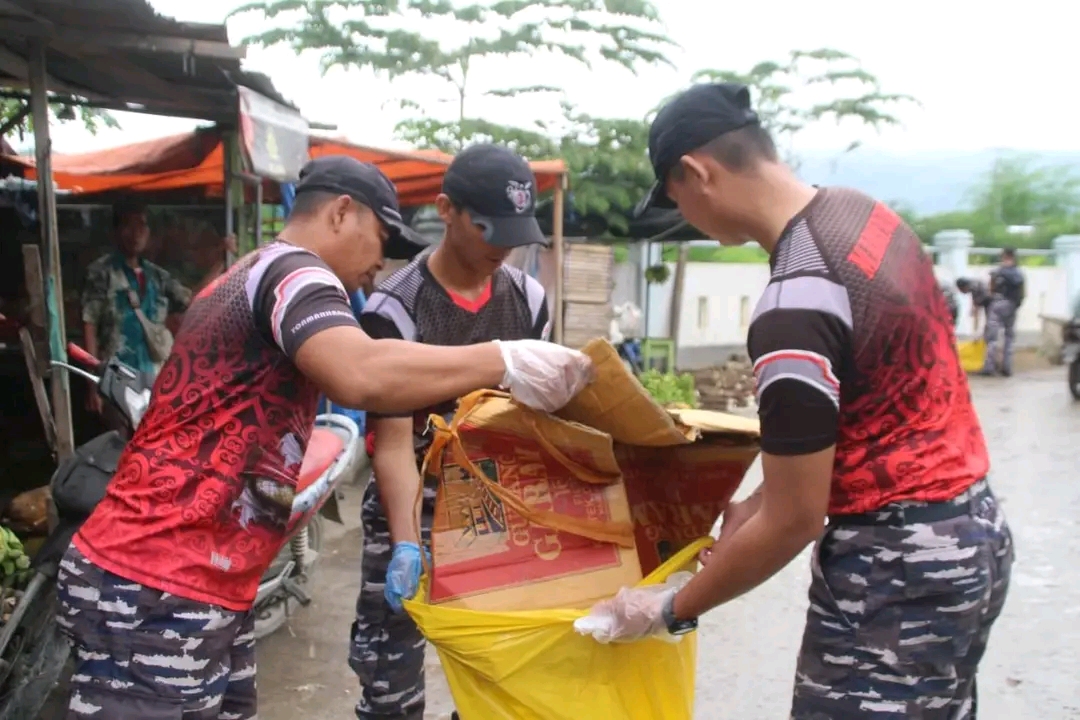 Personel Yonmarhanlan X Jayapura Ikuti Karya Bakti Pembersihan Sampah Pasar Youtefa