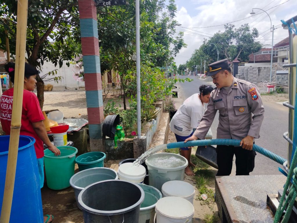 Patroli Genthong Polres Trenggalek Tetap Eksis Kirimkan Bantuan Air Bersih Warga