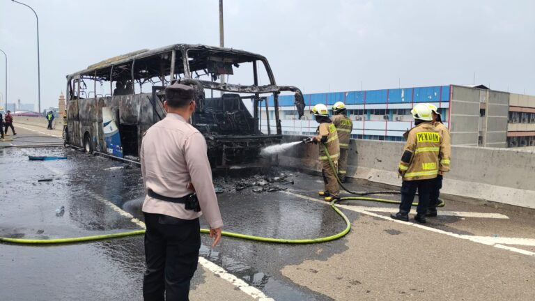 Bus Rombongan Manasik Haji Terbakar di Ruas Tol Wiyoto Wiyono Jatinegara