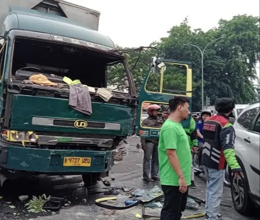 Truk Ugal-ugalan Tabrak Pengendara di Tangerang Dikejar Massa, Sejumlah Orang Terluka