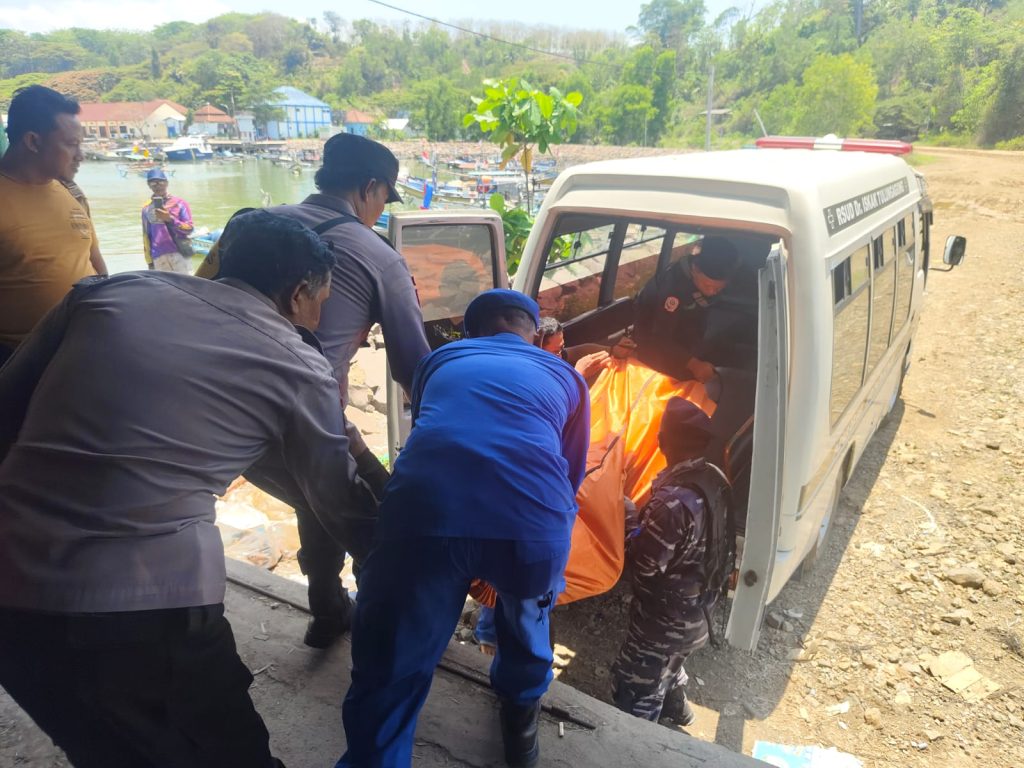 Warga Pantai Popoh Lapor Polisi Pria Meninggal di Atas Kapal Saat Mencari Ikan 