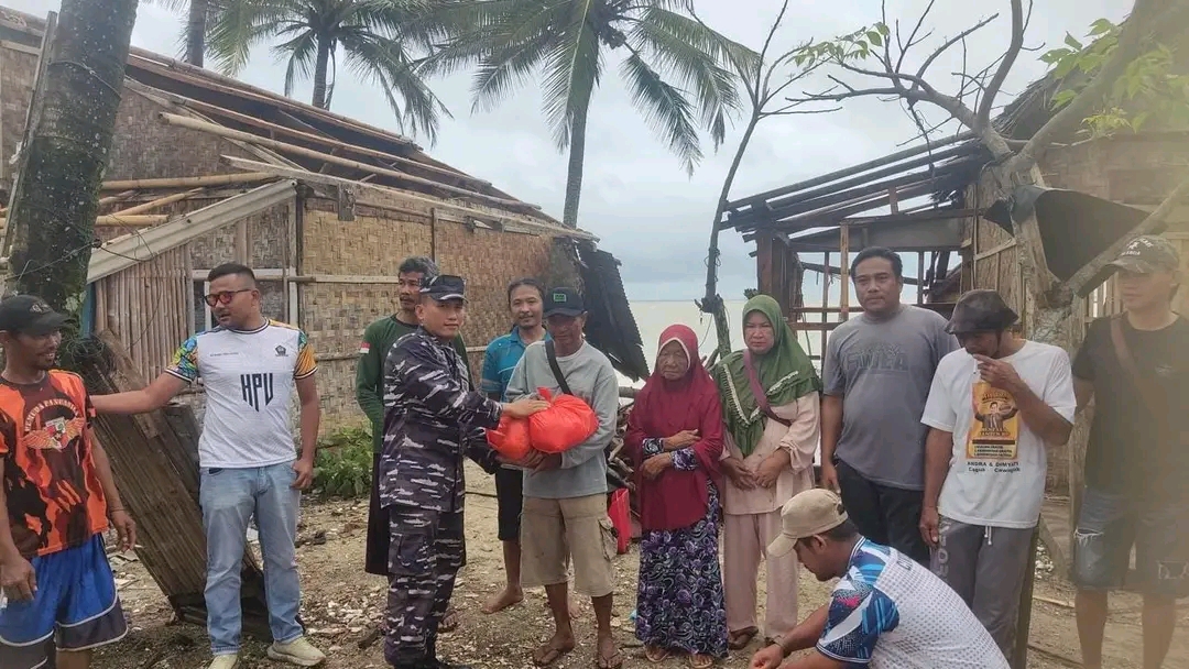 Kolaborasi TNI AL dan Masyarakat Distribusikan Sembako Untuk Korban Banjir di Kabupaten Pandeglang 