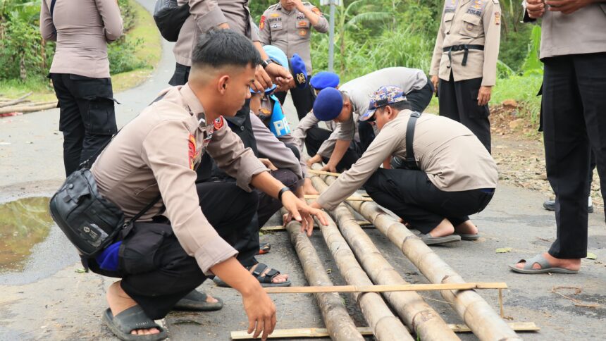 Polisi Bangun Jembatan Darurat Untuk Warga Sukabumi