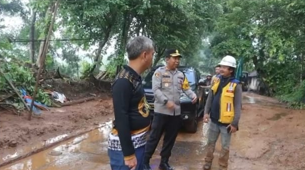 Kapolres Sukabumi Pimpin Penanganan Longsor di Bantar Gadung, Jamin Kelancaran Arus Lalu Lintas