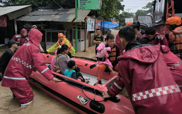 Polisi Gerak Cepat Tangani Bencana Alam di Sukabumi, Evakuasi Warga dan Dirikan Posko Darurat