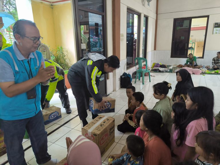 Polres Sukabumi Berikan Bantuan Kemanusiaan kepada Pengungsi Bencana di Palabuhanratu