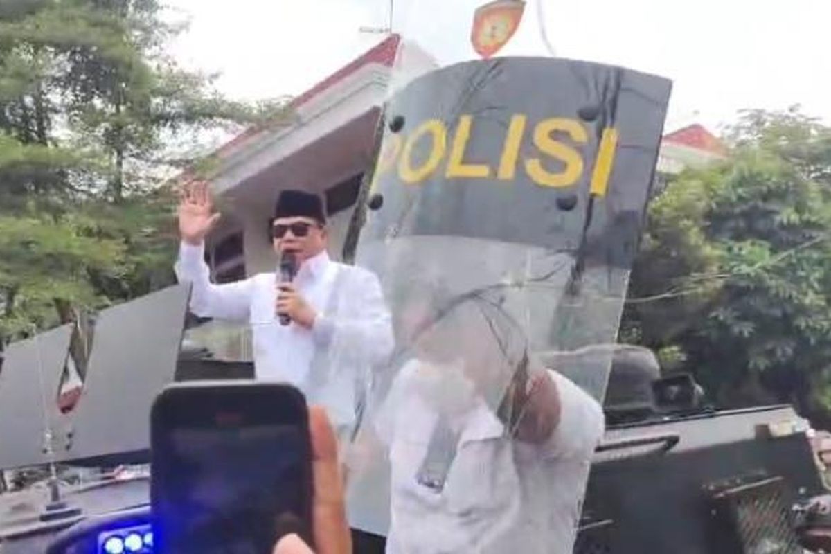 Aksi Tuntut Mundur di Pati Memanas, Bupati Sudewo Jadi Sasaran Lemparan