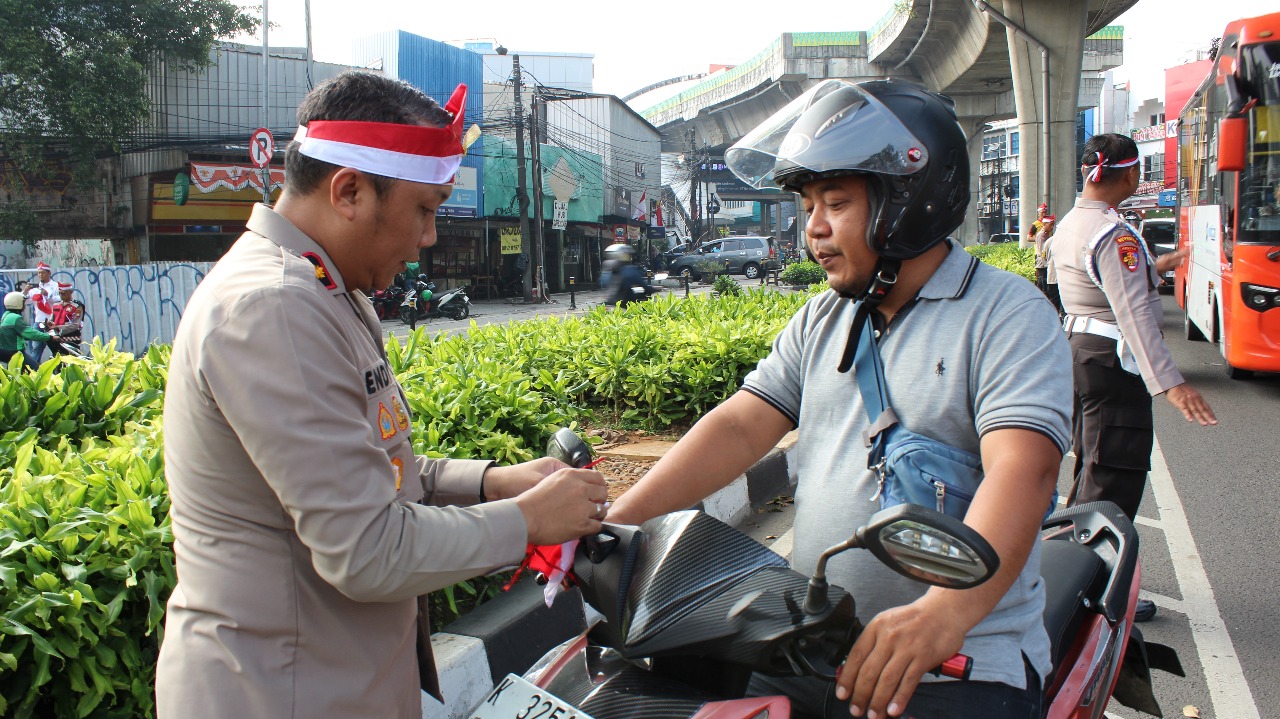 Polsek Metro Kebayoran Baru Bagikan Bendera Merah Putih Sambut HUT RI ke-80