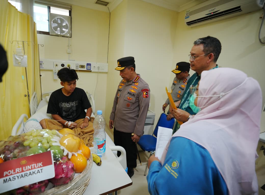 Kapolri Listyo Sigit Jenguk Korban Ledakan SMAN 72 di RSI Cempaka Putih, 14 Siswa Masih Dirawat