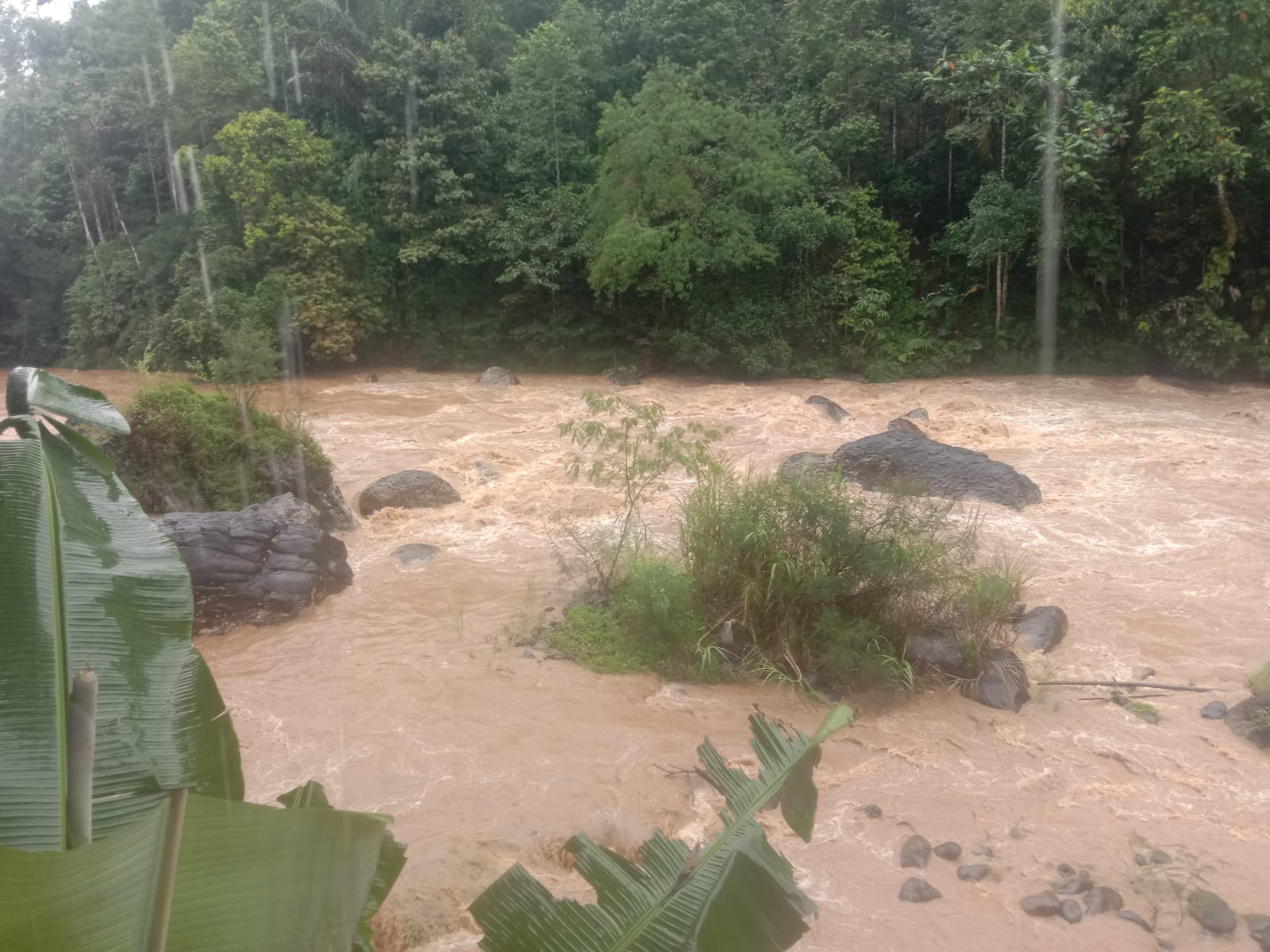 Debit Air Meningkat Sungai Kampung Cibareno Bisa Meluap dan Ancam Pemukiman Warga