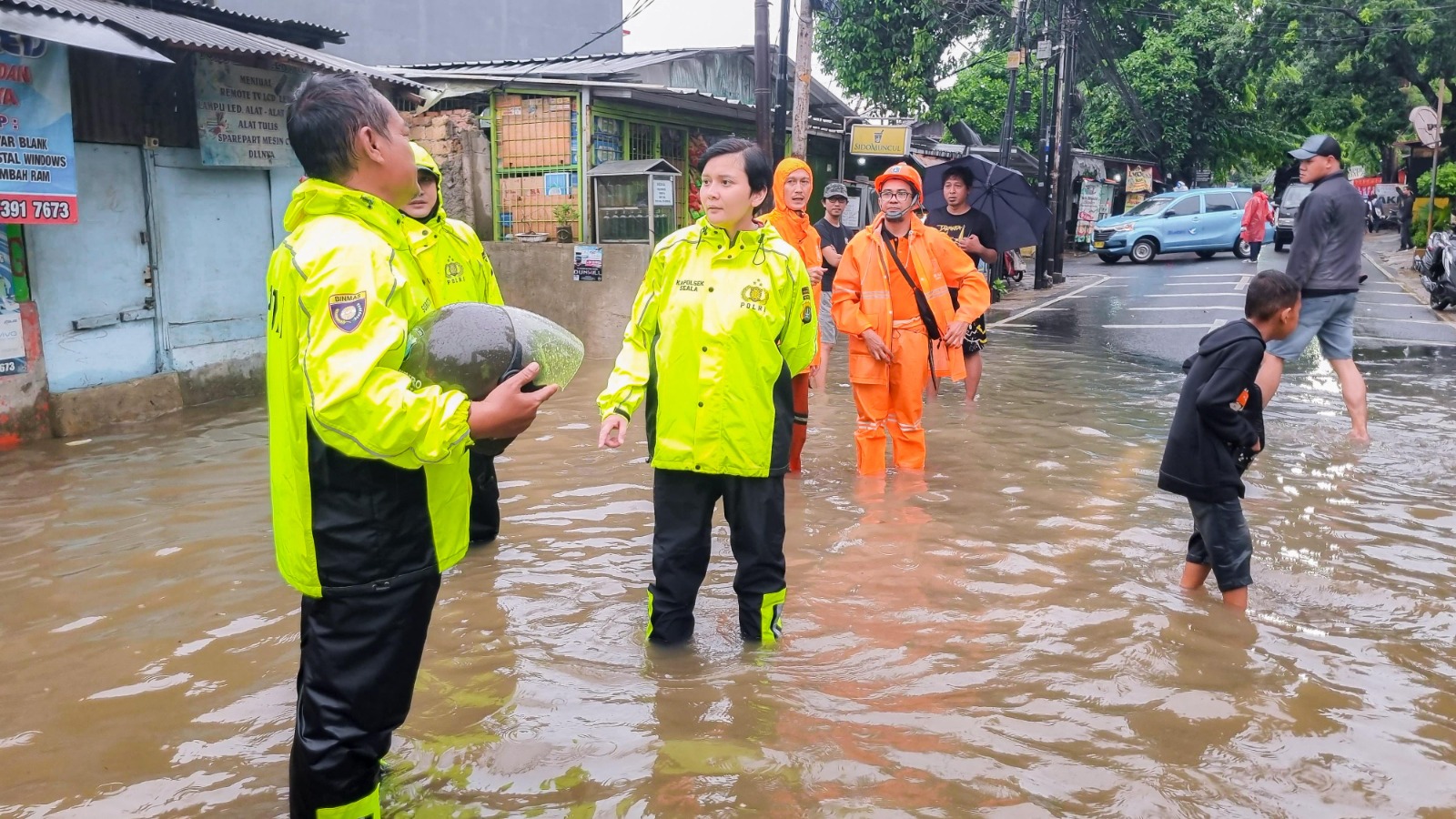Kapolsek Pesanggrahan Tinjau Tiga Titik Genangan Akibat Luapan Kali Uangan