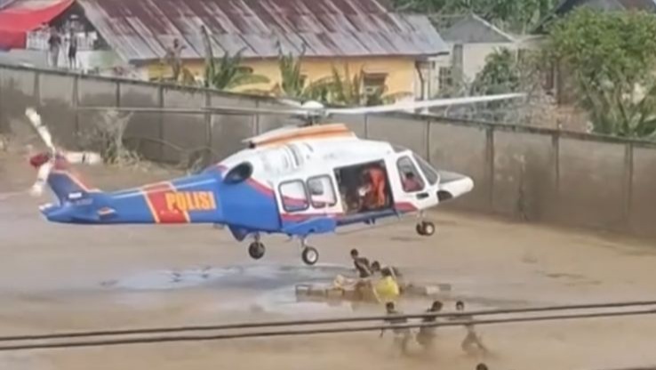 Hadapi Risiko Pendaratan, Helikopter Poludara Baharkam Polri Sukses Dropping Logistik untuk Warga Aceh Tamiang