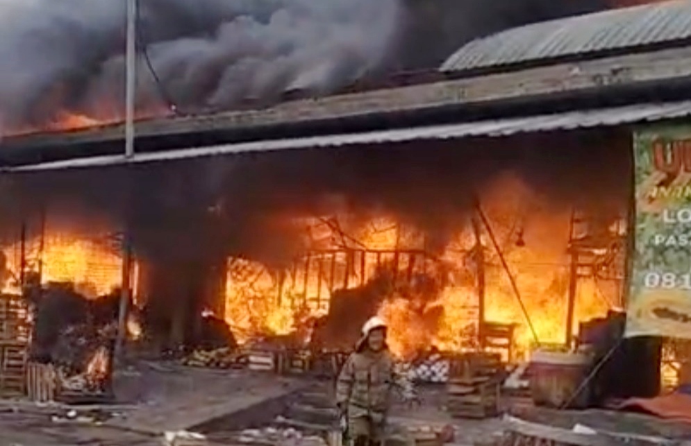Pasar Induk Kramat Jati Terbakar, Ratusan Kios Pedagang Hangus