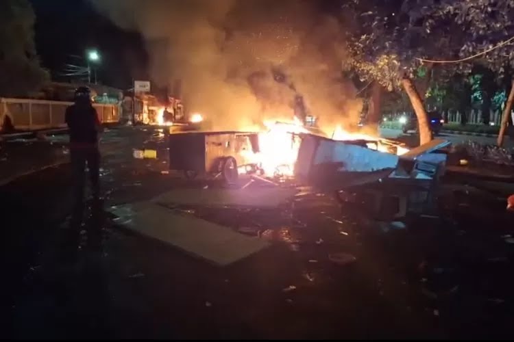Malam Mencekam di TMP Kalibata, Dua Mata Elang Dikeroyok, Satu Tewas, Massa Lakukan Pembakaran