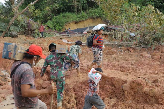 Jalan Kaki 5 Kilometer, Prajurit TNI AD Pikul Bantuan Logistik ke Desa Terisolir di Sitahuis