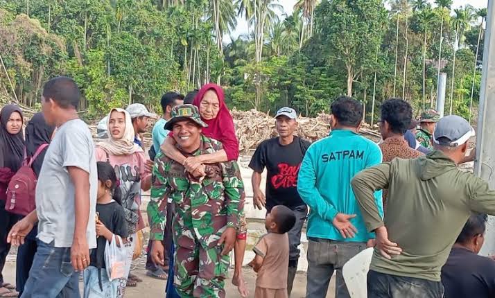 Evakuasi Dramatis di Bireuen: Babinsa Gendong Lansia Melintasi Material Banjir Demi Selamatkan Warga Terisolasi