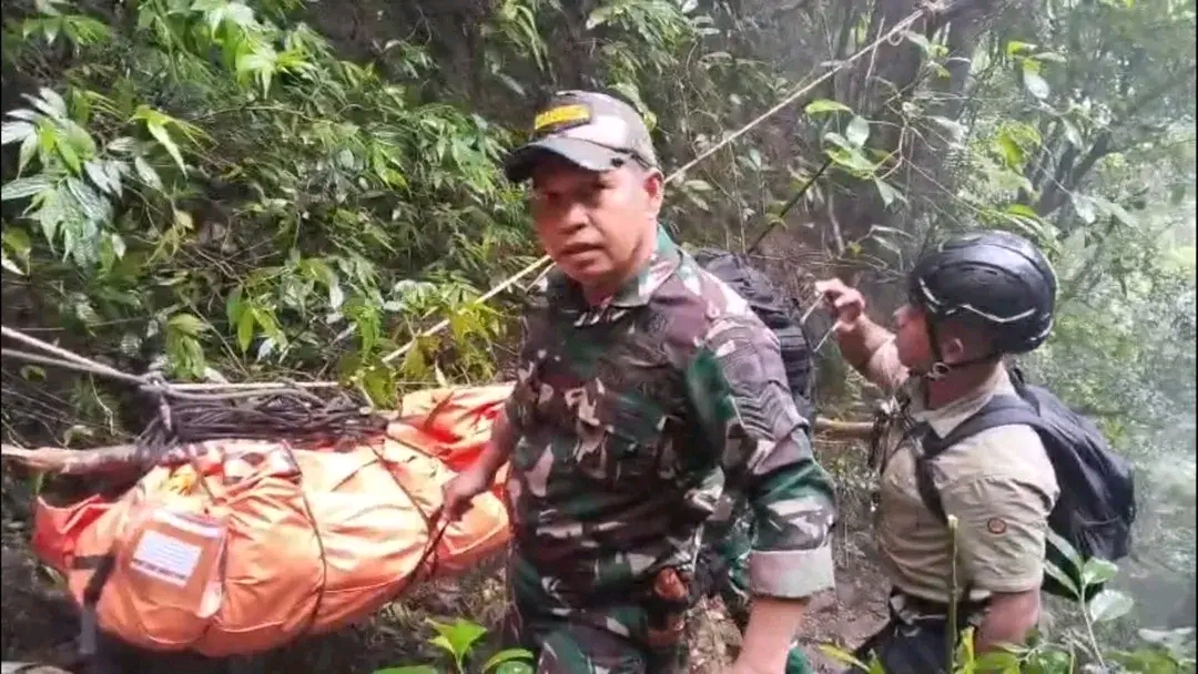 Menembus Hutan dan Tebing, Prajurit TNI Temukan Dua Korban Kecelakaan Pesawat ATR 42-500 di Gunung Bulusaraung