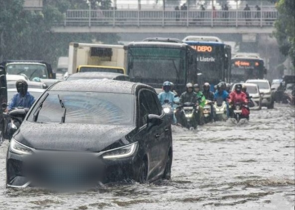 Banjir Jakarta Meluas: 45 RT dan 22 Ruas Jalan Terendam, Ketinggian Air Capai 90 Cm
