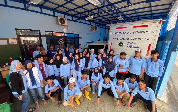 Kolaborasi Nyata di Pulogebang, Relawan SPPG 13 dan Warga Kompak Bersihkan Lingkungan